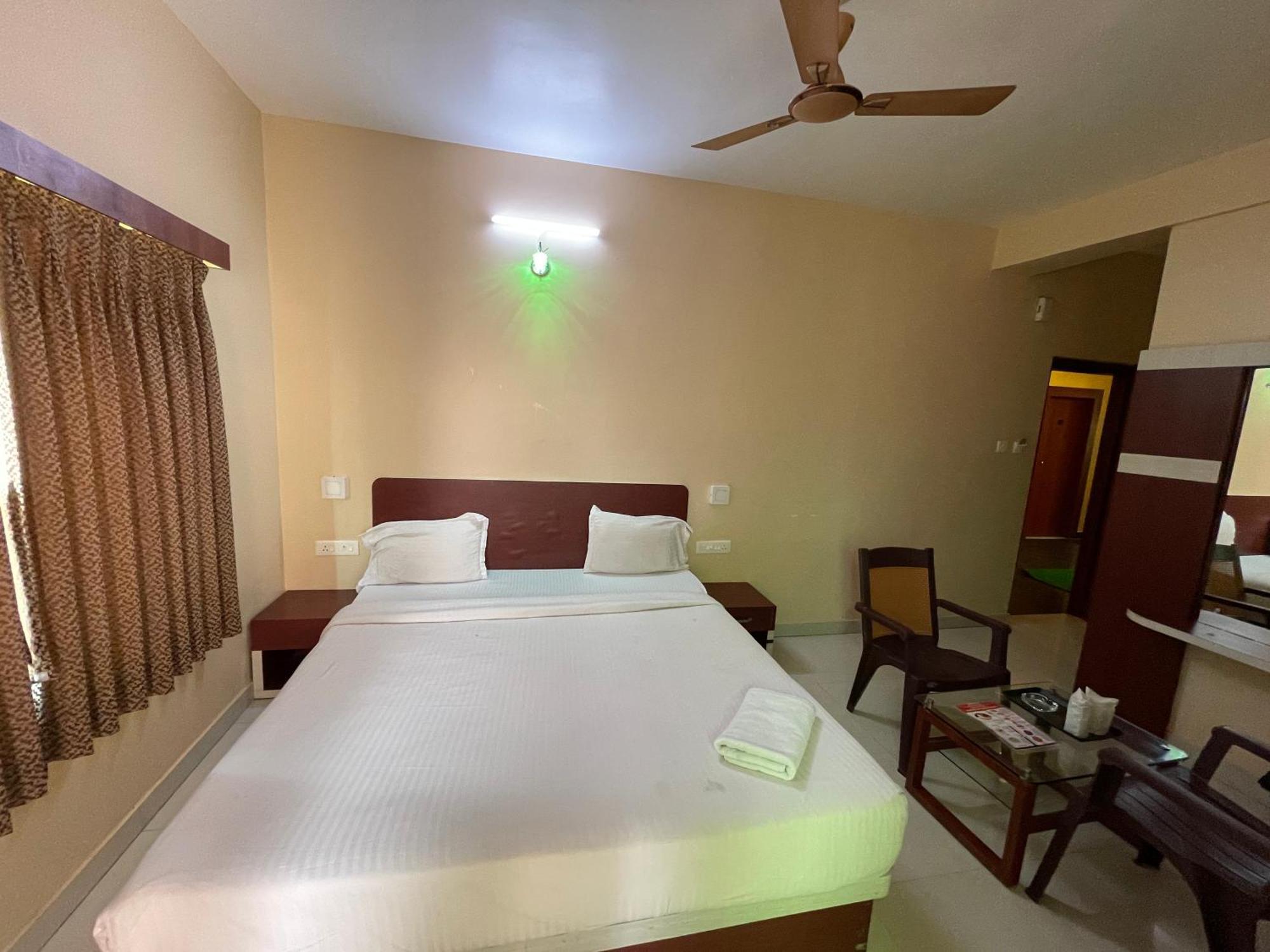 Hotel AAVAASS Puri Exterior foto